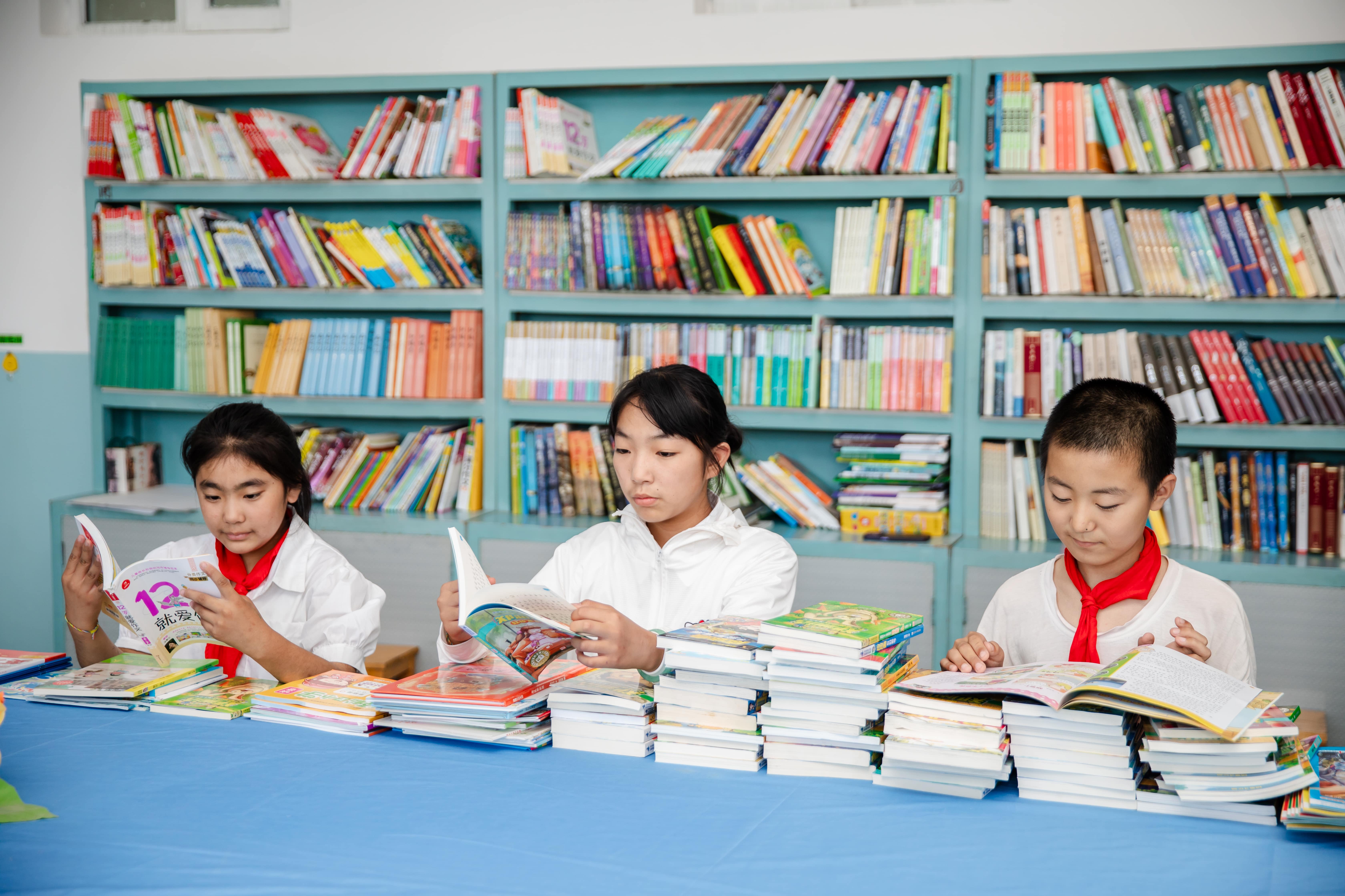 天津高校大学生记者走进时博在线官网（中国）官方网站公益小学开展“书香悦读，筑梦成长”活动